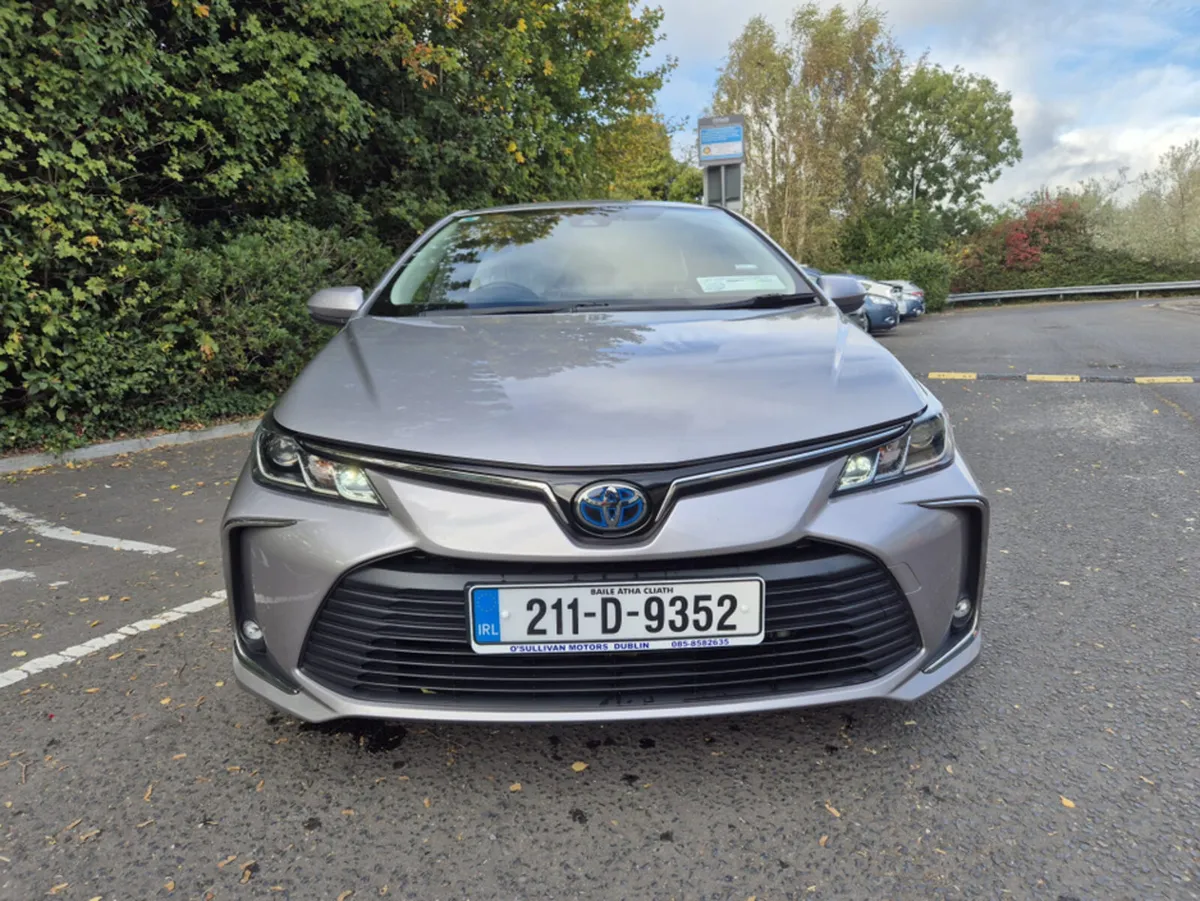 Toyota Corolla LUNA SPORT / 2021 / 1.8 PETROL HYBR - Image 2
