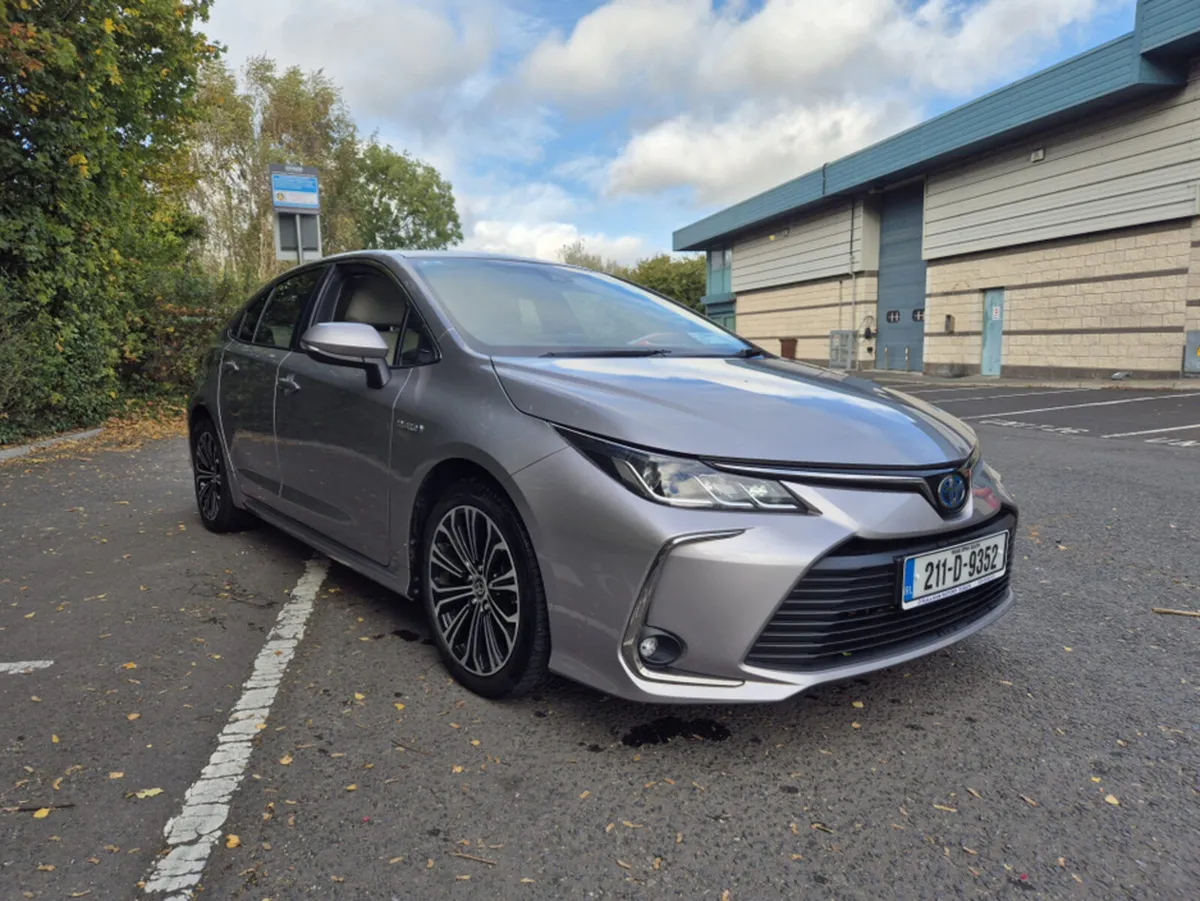 Toyota Corolla LUNA SPORT / 2021 / 1.8 PETROL HYBR - Image 3