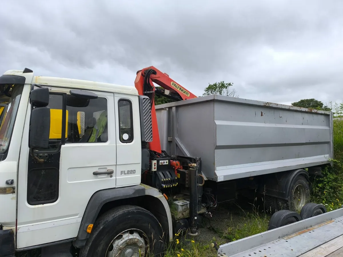 Volvo FL 220 Tipper with crane - Image 2