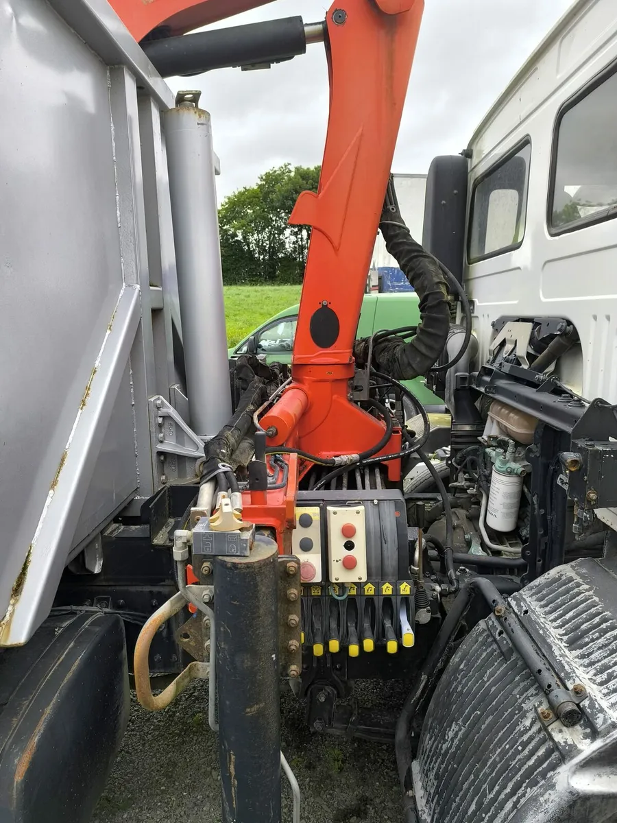 Volvo FL 220 Tipper with crane - Image 4