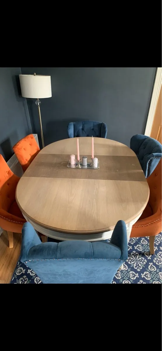 Chairs and table - Image 1
