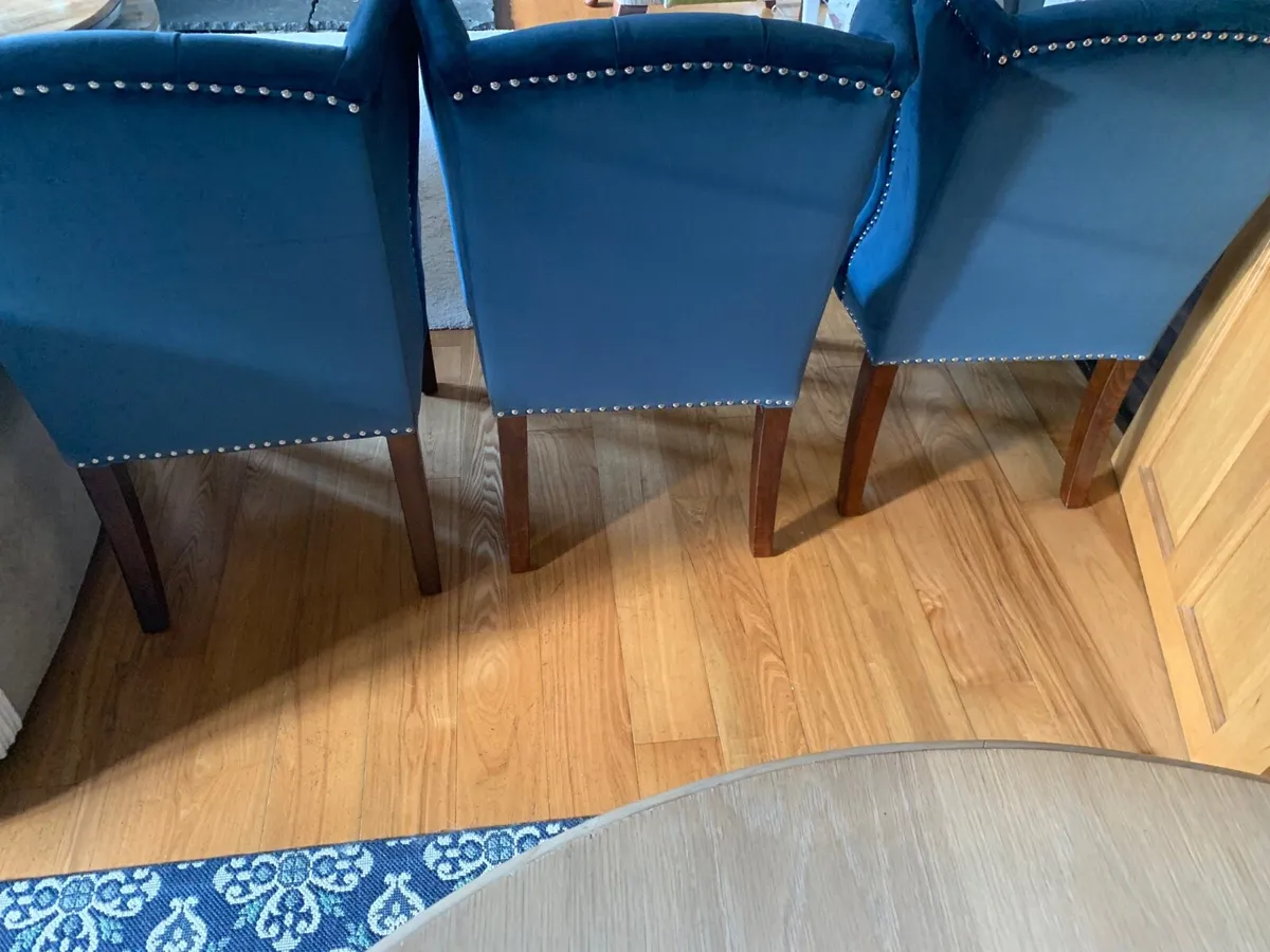 Chairs and table - Image 3