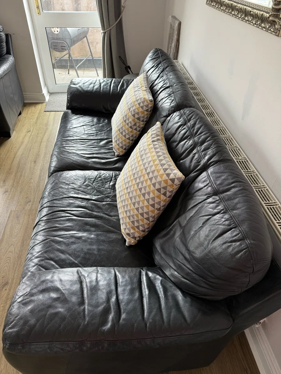Black leather sofa, in very good condition - Image 3