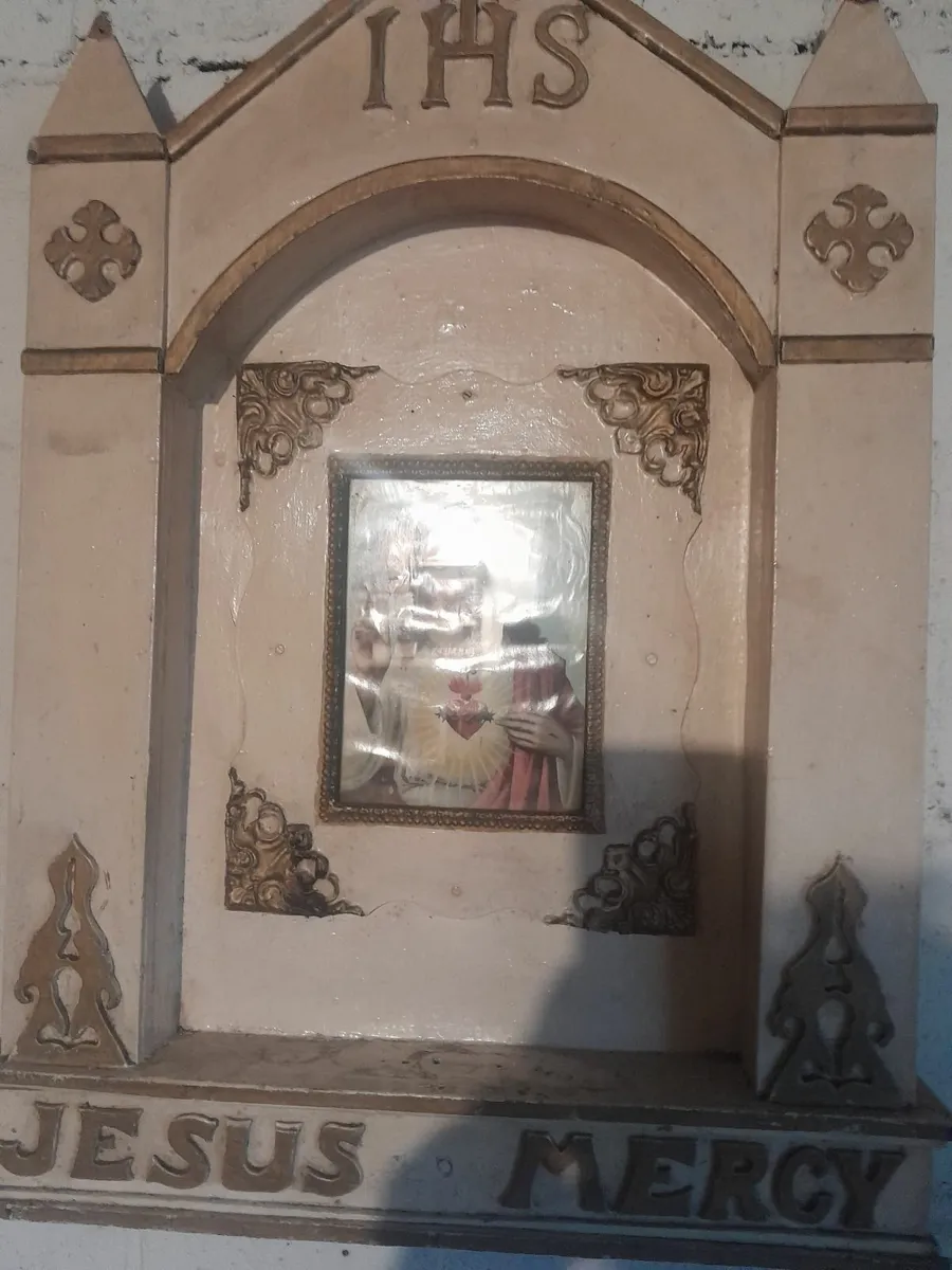Vintage sacred heart wooden alter - Image 2