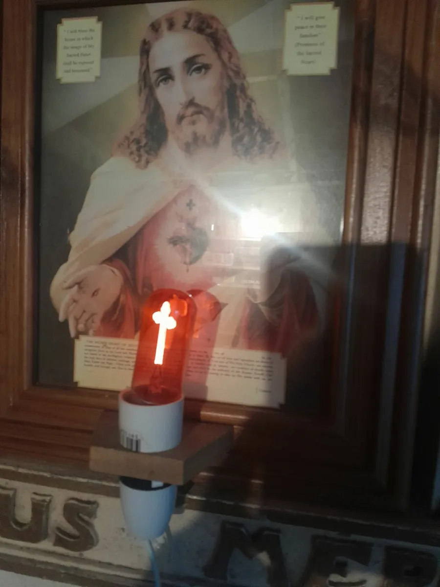 Vintage sacred heart wooden alter - Image 4