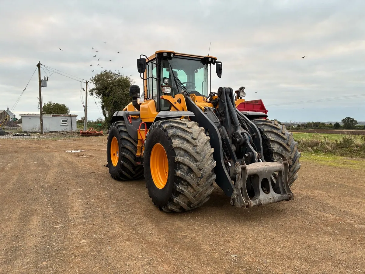 Volvo L110H loading shovel - Image 1