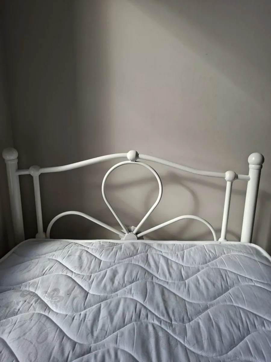 White metal single bed - Image 1