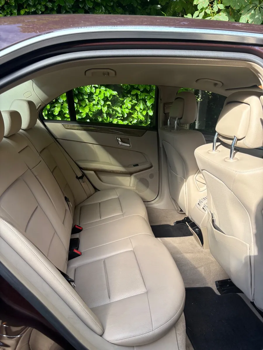 Mercedes-Benz E-Class Elegance Edition Automatic - Image 4