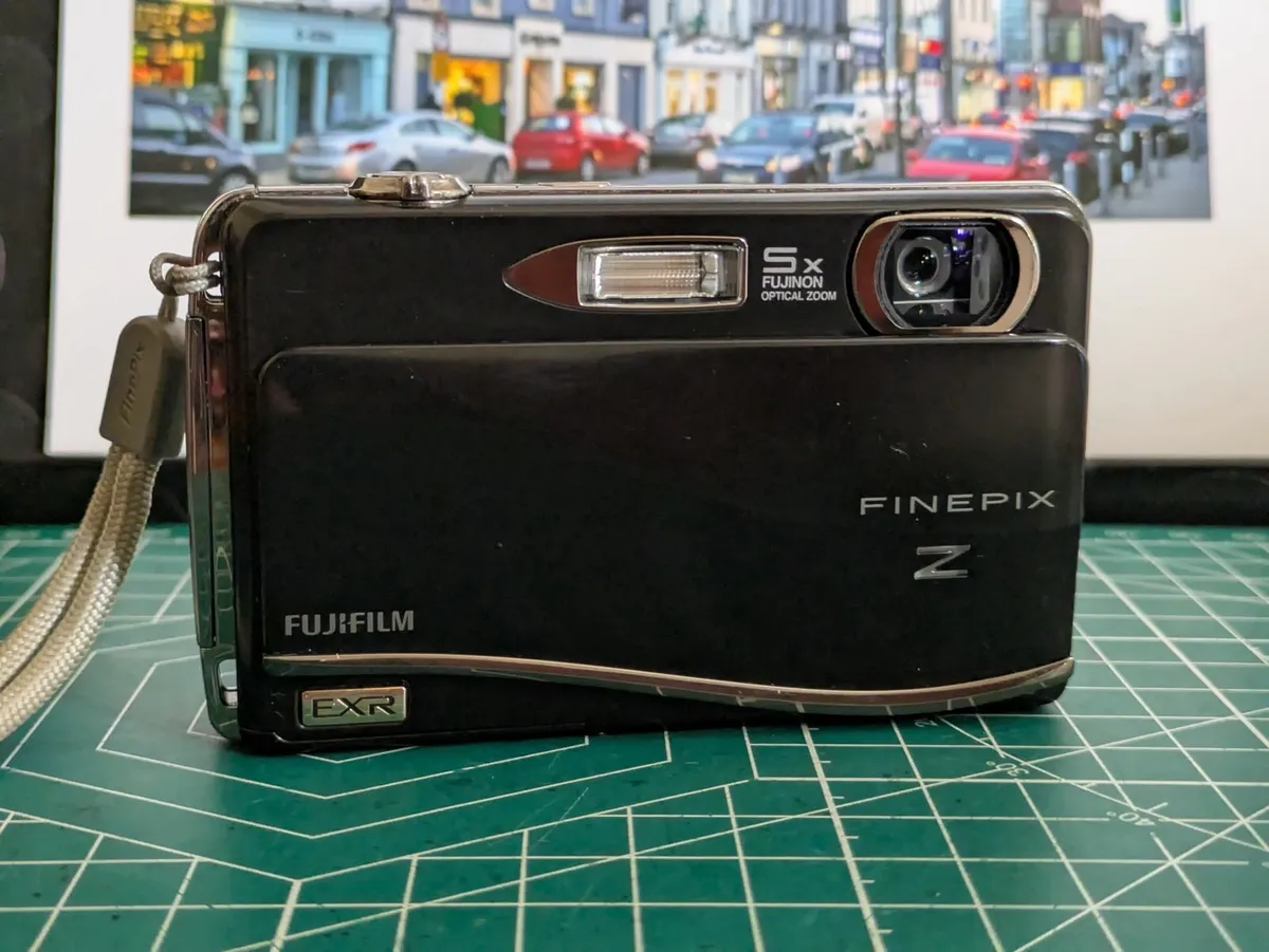 Fujifilm Z800 SuperCCD EXR digital compact camera - Image 1