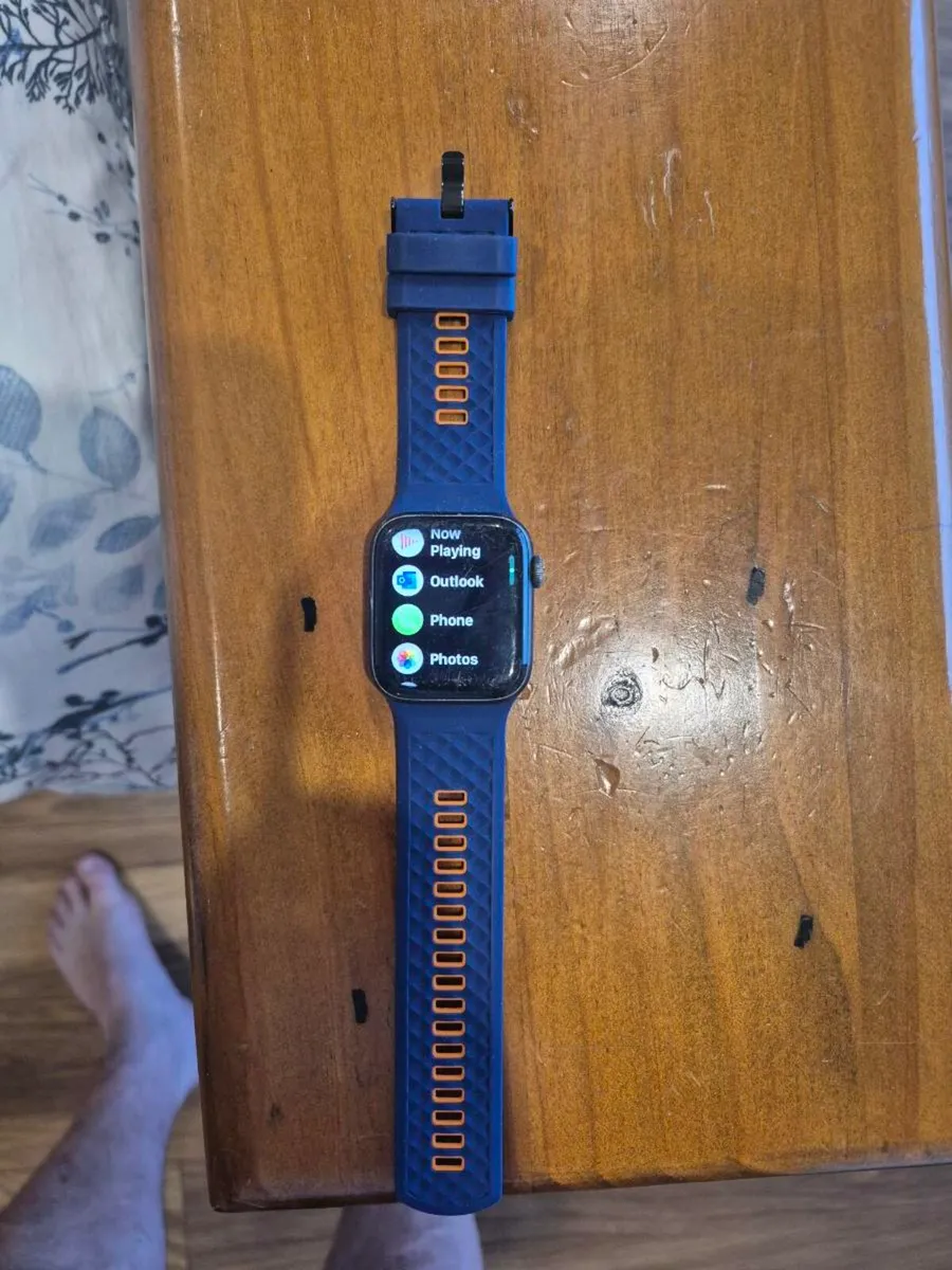 Apple Watch SE & Straps & charger - Image 1