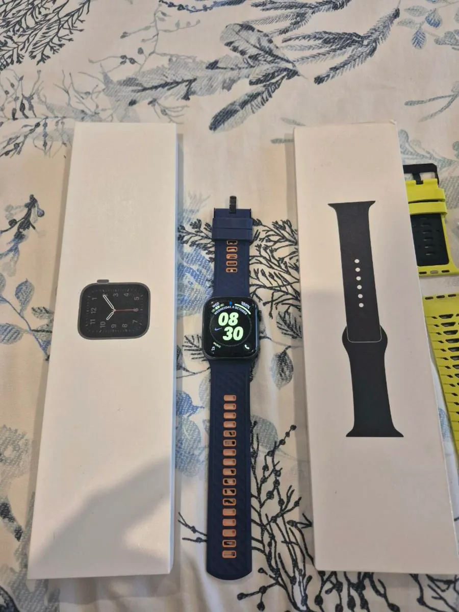 Apple Watch SE & Straps & charger - Image 4