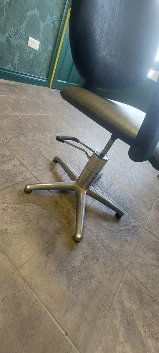 Hair salon chairs - Image 2