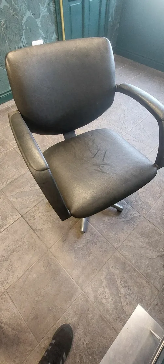 Hair salon chairs - Image 1