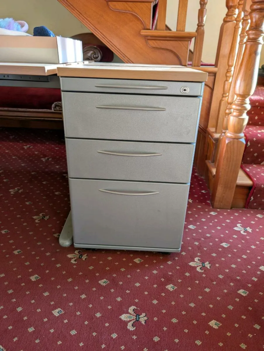 Filing cabinet / drawers