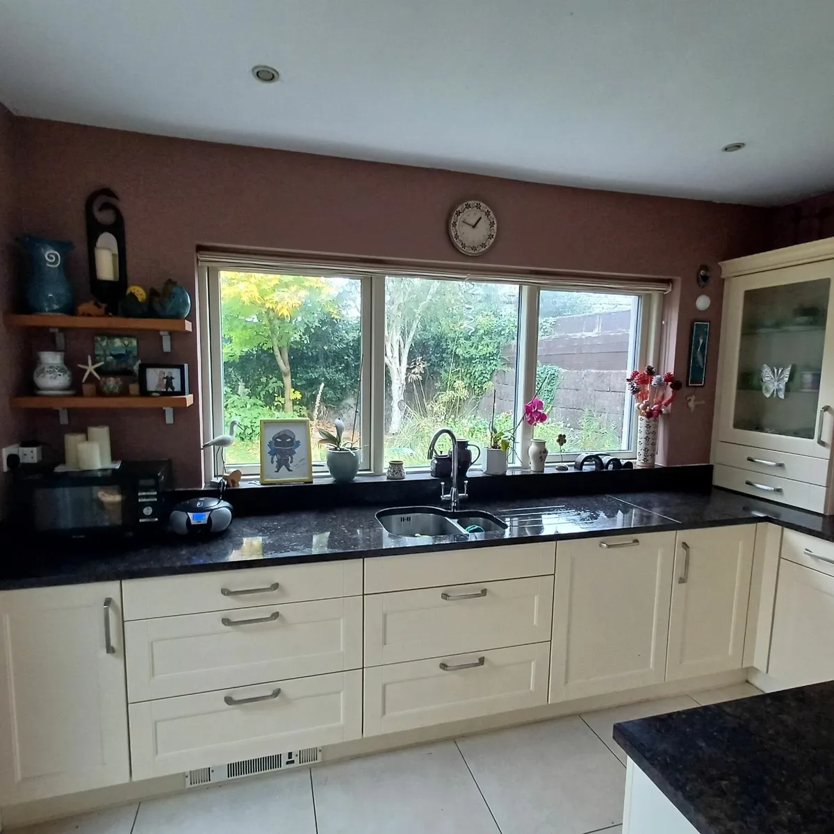 Classic Cream Nobila Kitchen & silestone counter - Image 3
