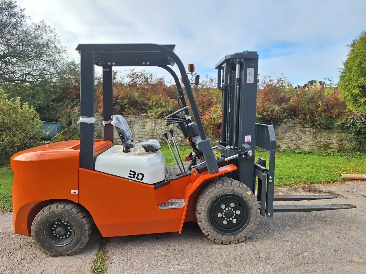 Machpro 3 ton Diesel forklift - Image 1
