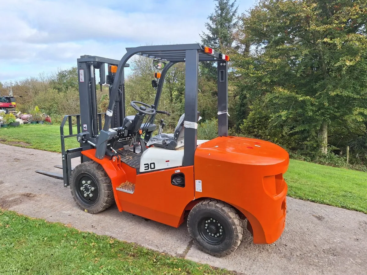 Machpro 3 ton Diesel forklift - Image 3