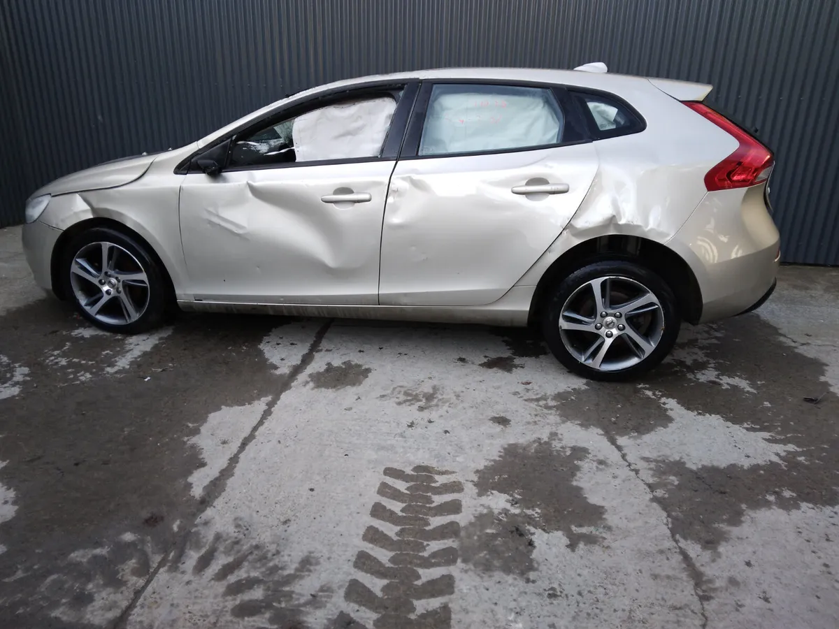 2017 Volvo V40 2.0 Diesel Breaking/Dismantling - Image 3