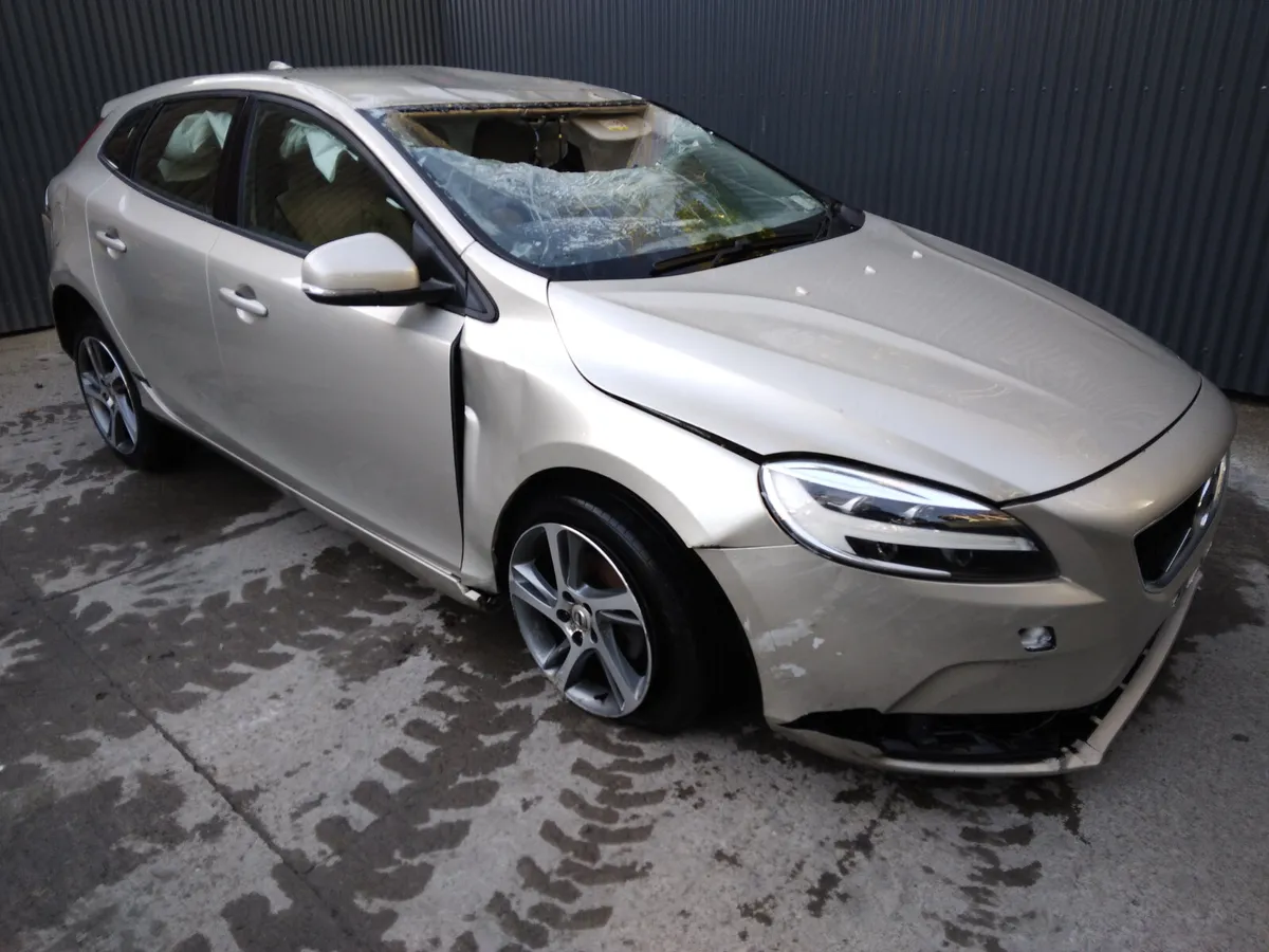 2017 Volvo V40 2.0 Diesel Breaking/Dismantling - Image 2