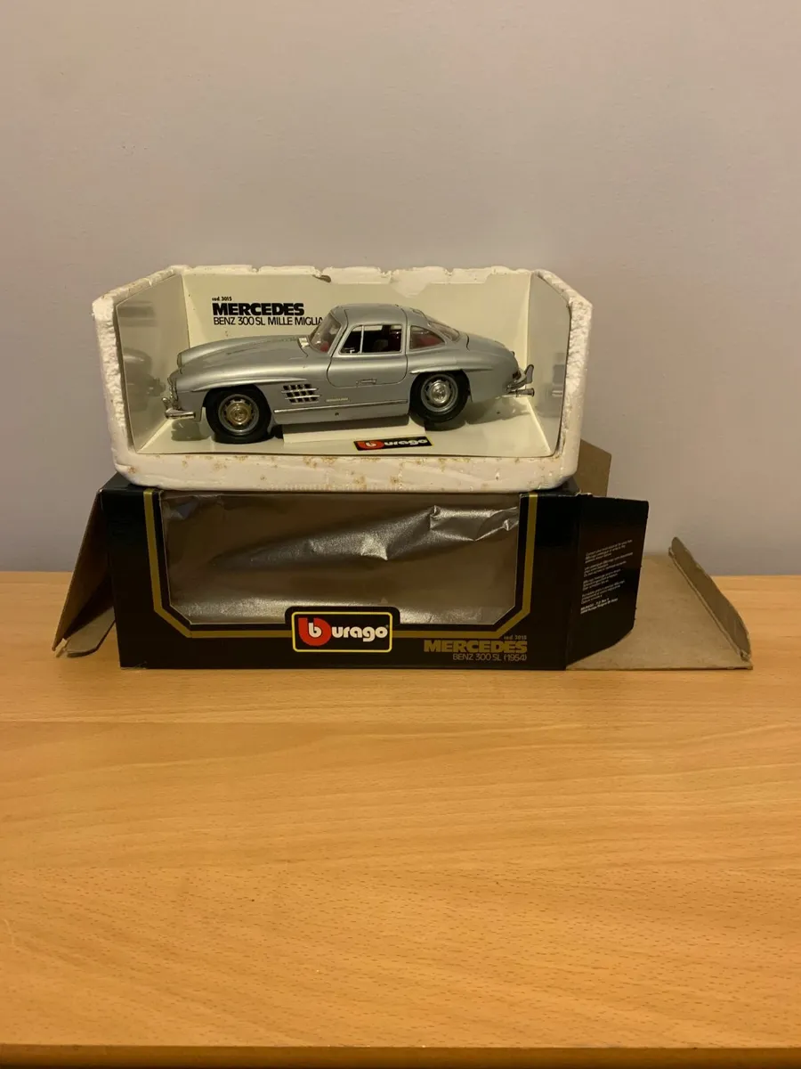 1955 Mercedes Benz 300 SL 1/18 Burago Model Car - Image 2