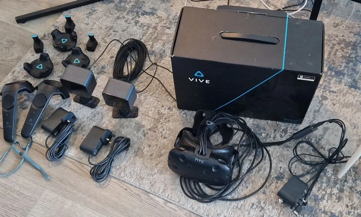 HTC Vive plus 3 tracker pads - Image 1