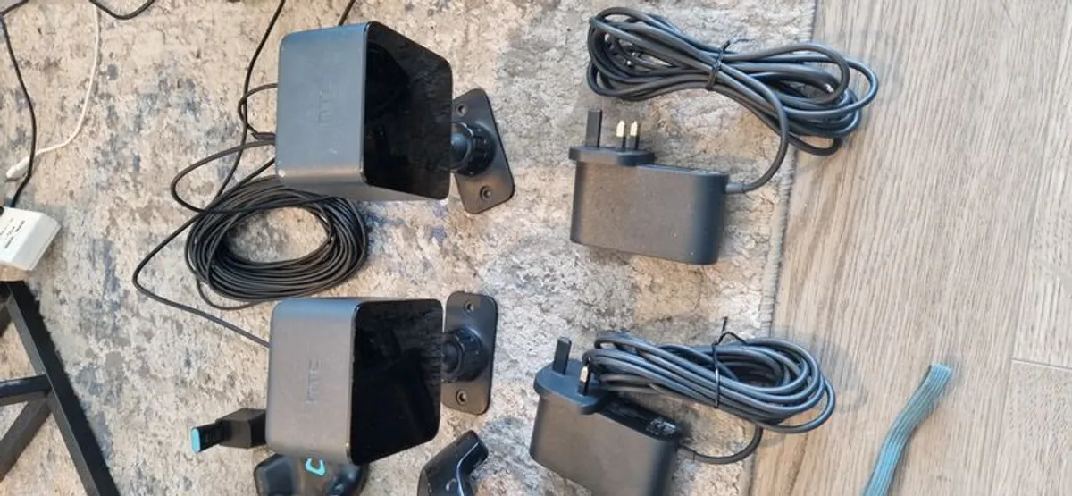 HTC Vive plus 3 tracker pads - Image 2