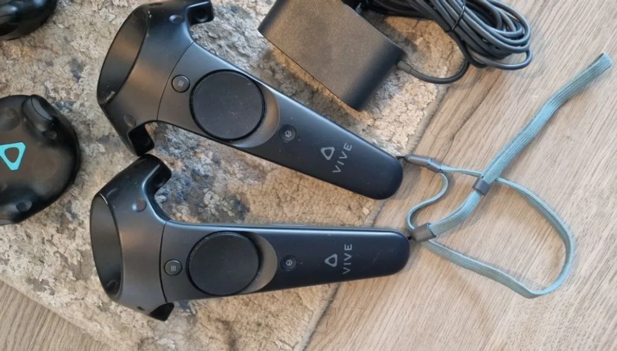 HTC Vive plus 3 tracker pads - Image 3