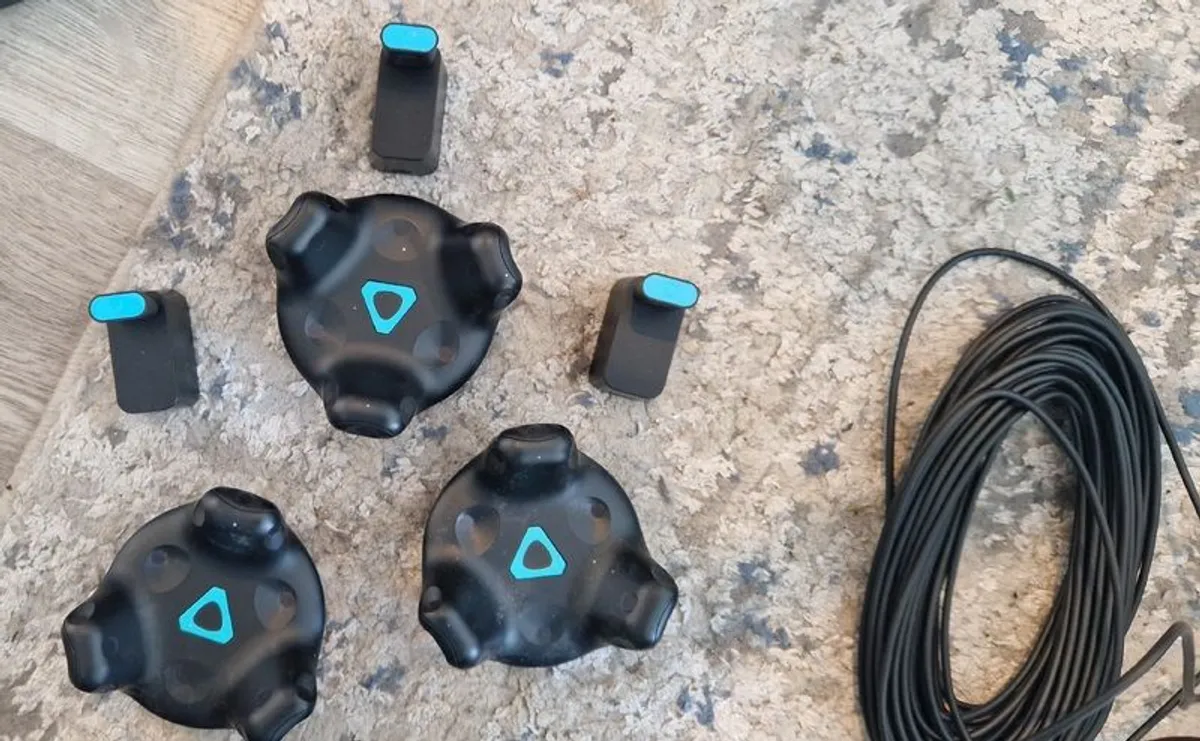 HTC Vive plus 3 tracker pads - Image 4