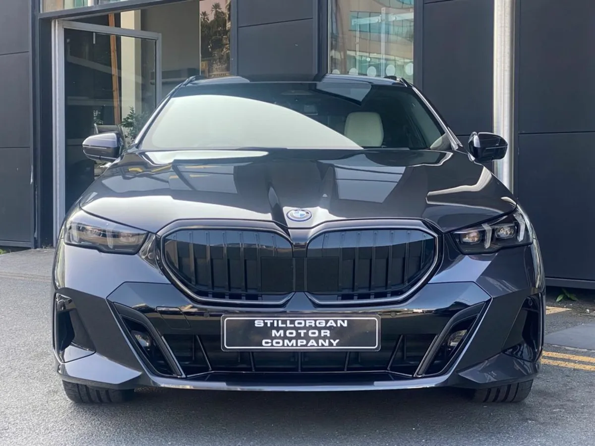 BMW 5-Series *Pan Roof* Touring 530e M-Sport Pro A - Image 2