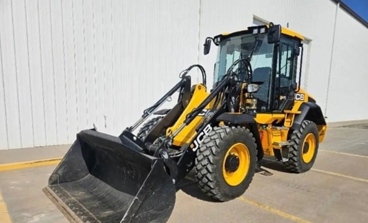 JCB 411 2017 - Image 1