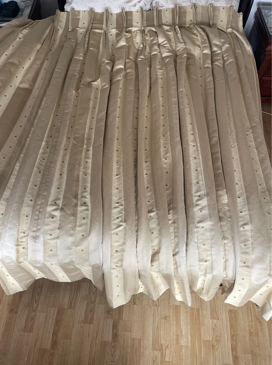 Curtains - Image 2