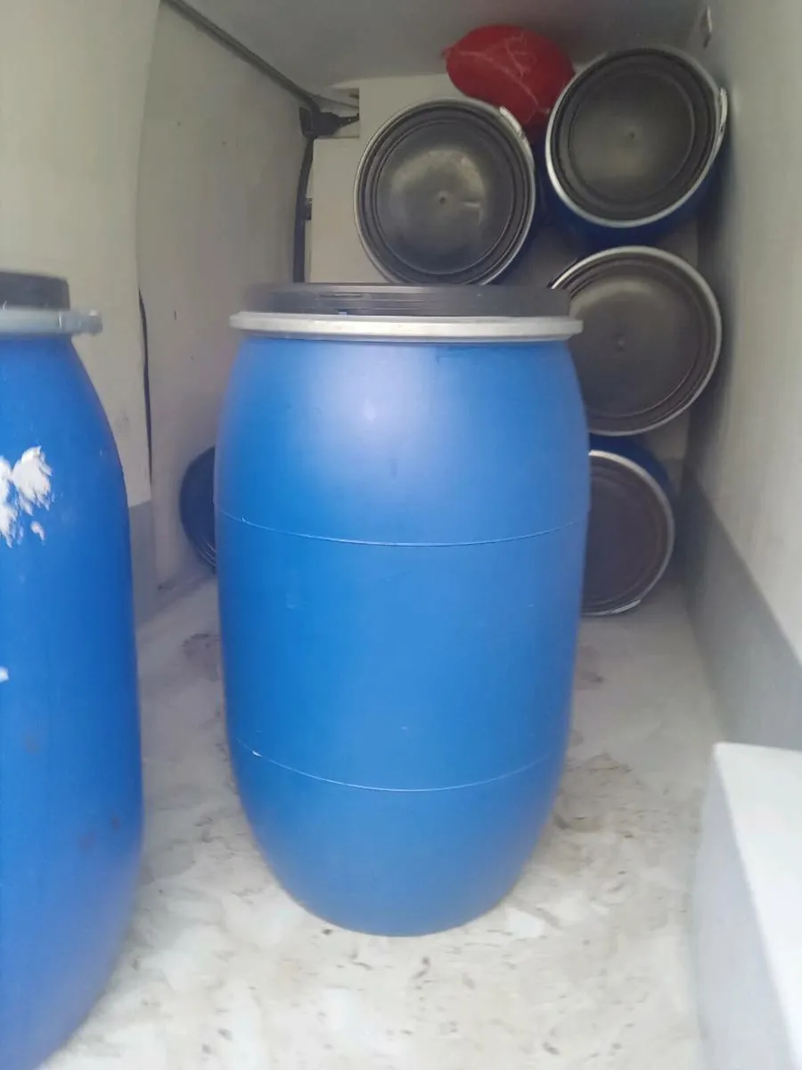 220 litre plastic barrels with lid and clamp - Image 1