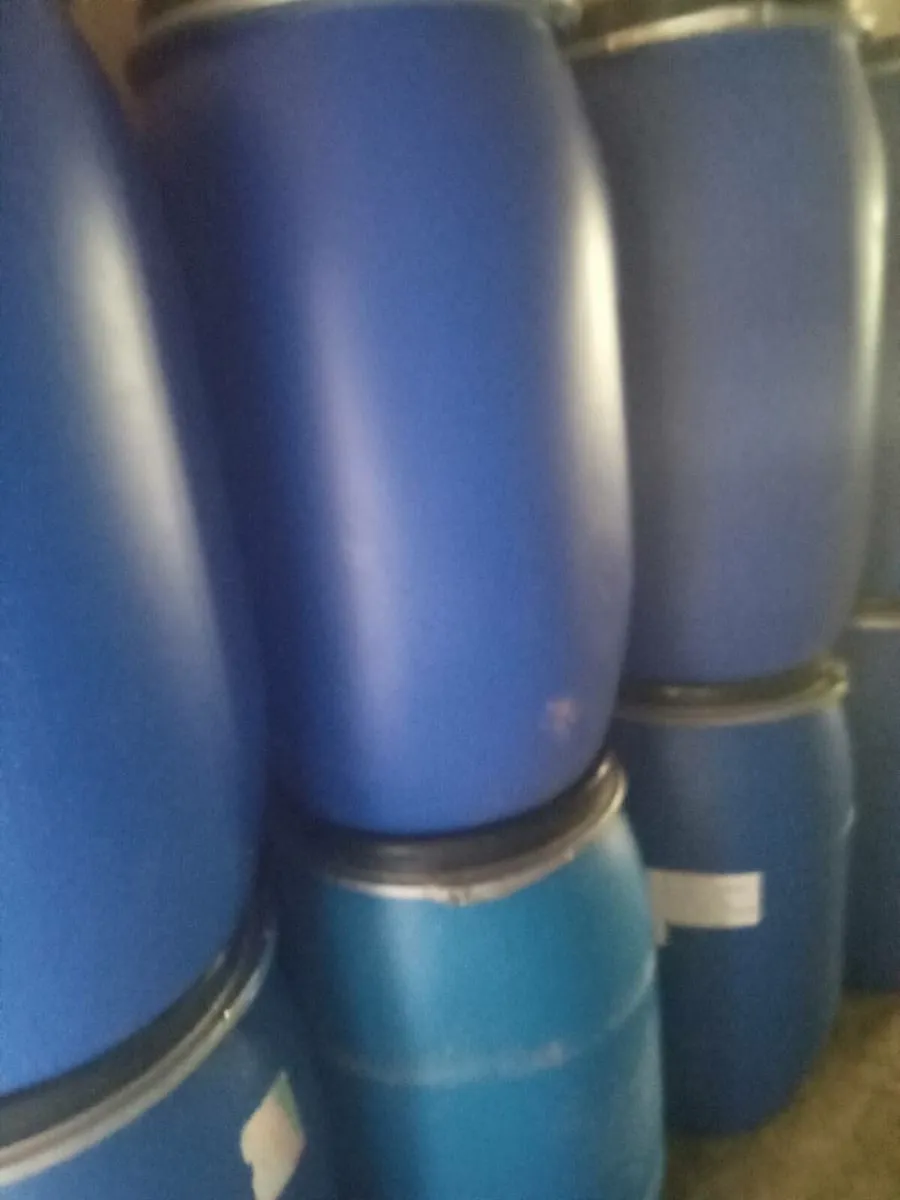 220 litre plastic barrels with lid and clamp - Image 2