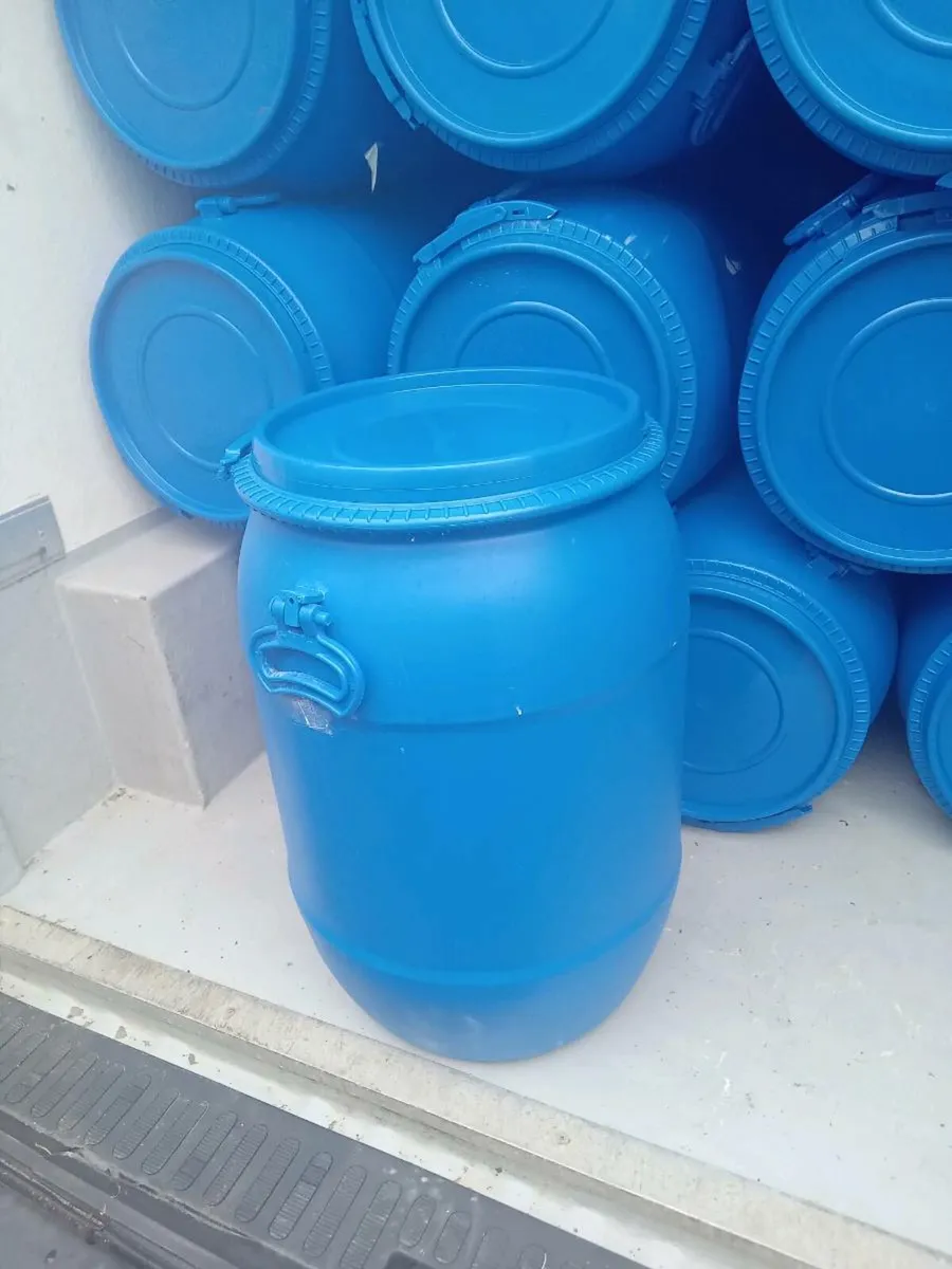 220 litre plastic barrels with lid and clamp - Image 3