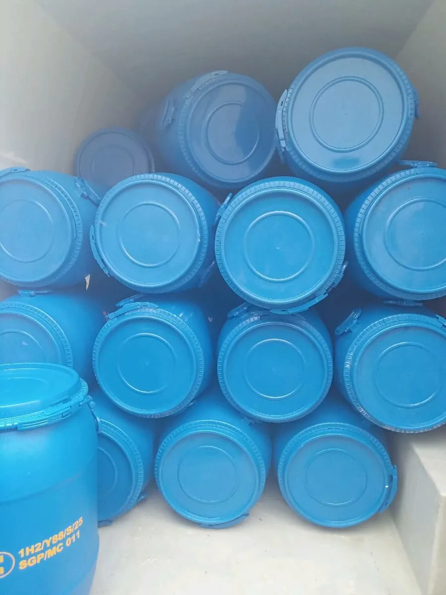 220 litre plastic barrels with lid and clamp - Image 4