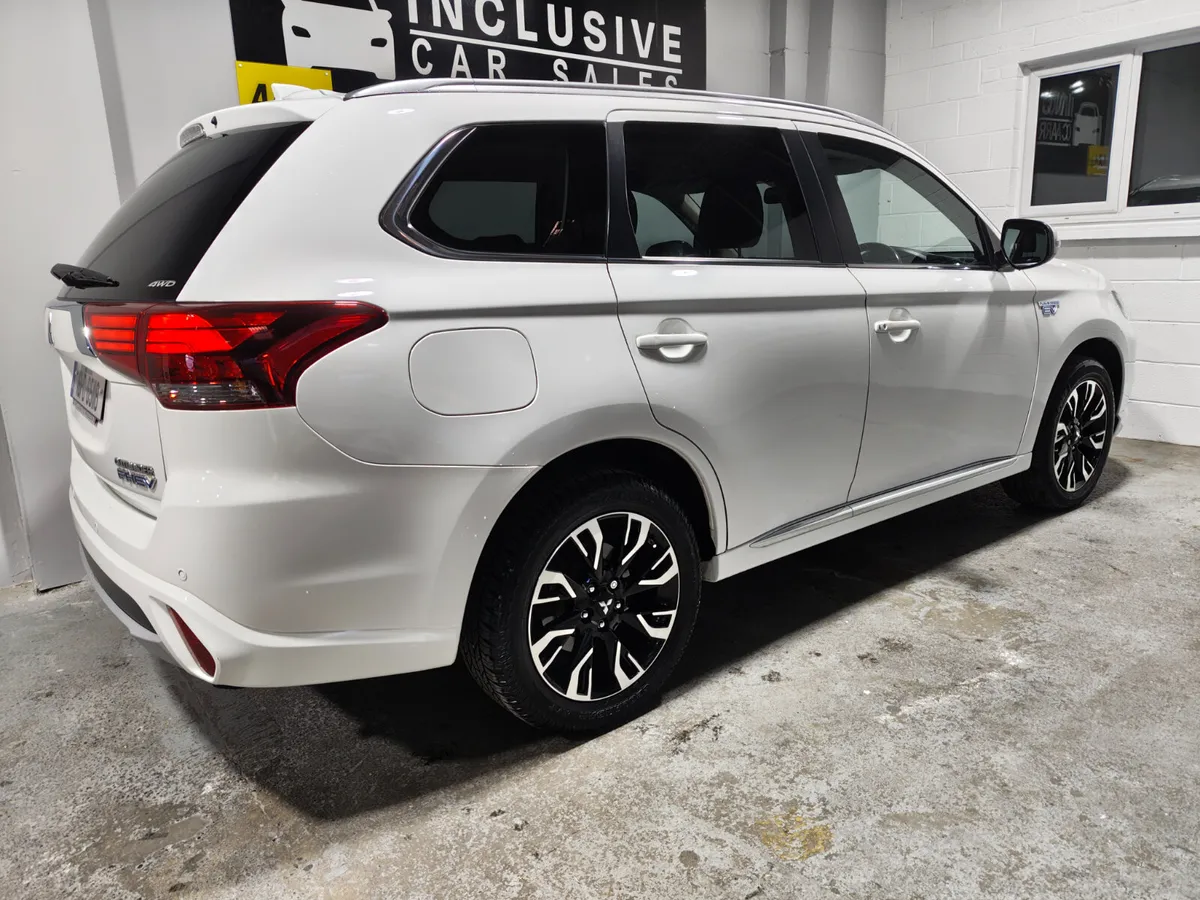 Mitsubishi Outlander 2016 2.0 AUTO PHEV - Image 4