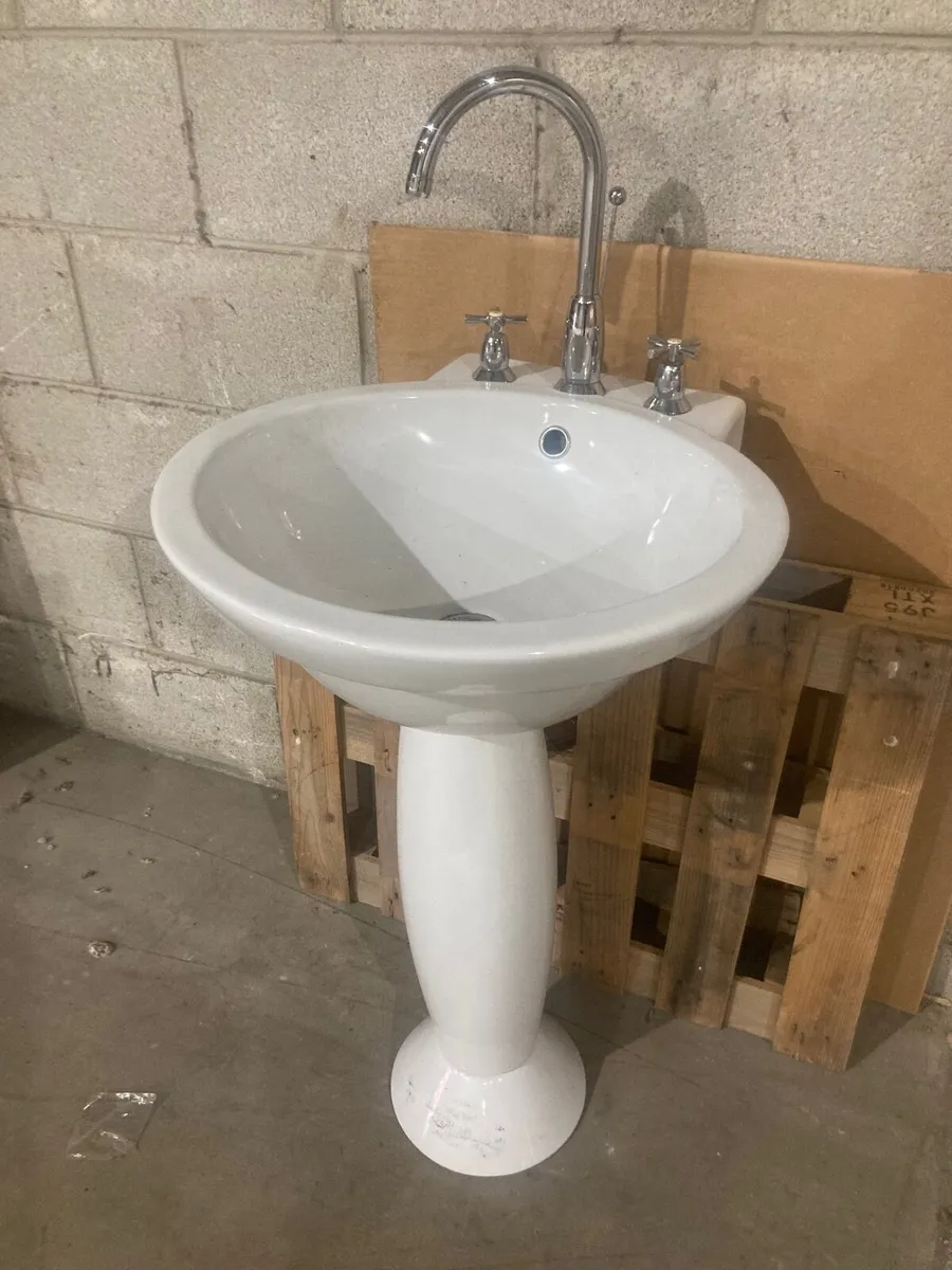 Round sink with pedestal - Image 1