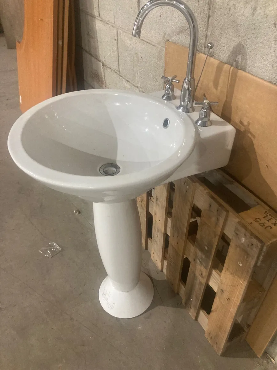 Round sink with pedestal - Image 2