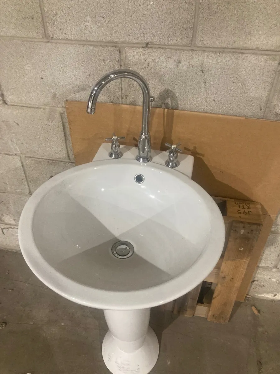 Round sink with pedestal - Image 3