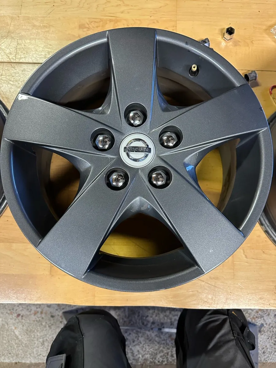 4 alloy wheels for sale. - Image 1