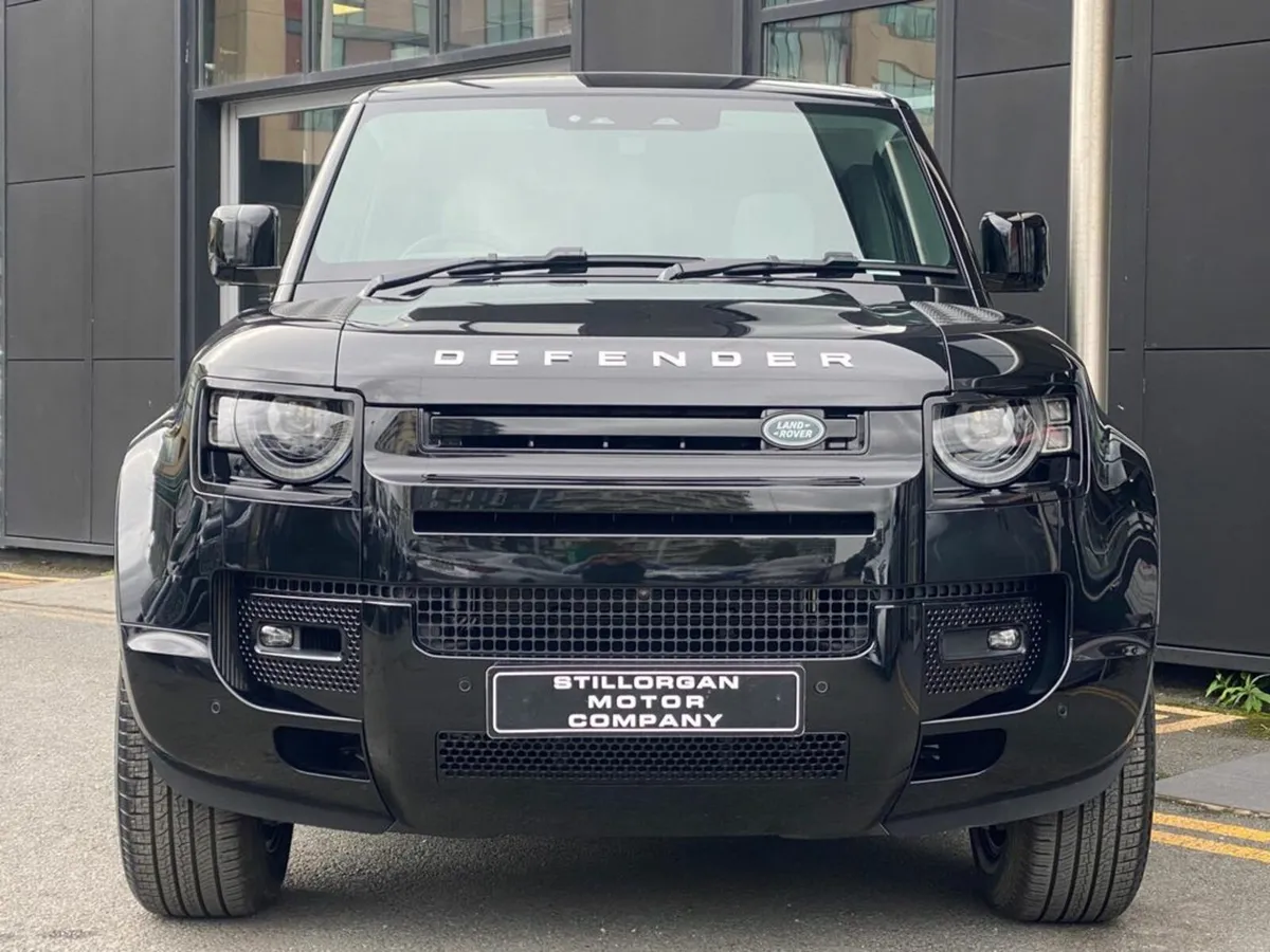 Land Rover Defender 110 *6 Seater* Black Edition - Image 2