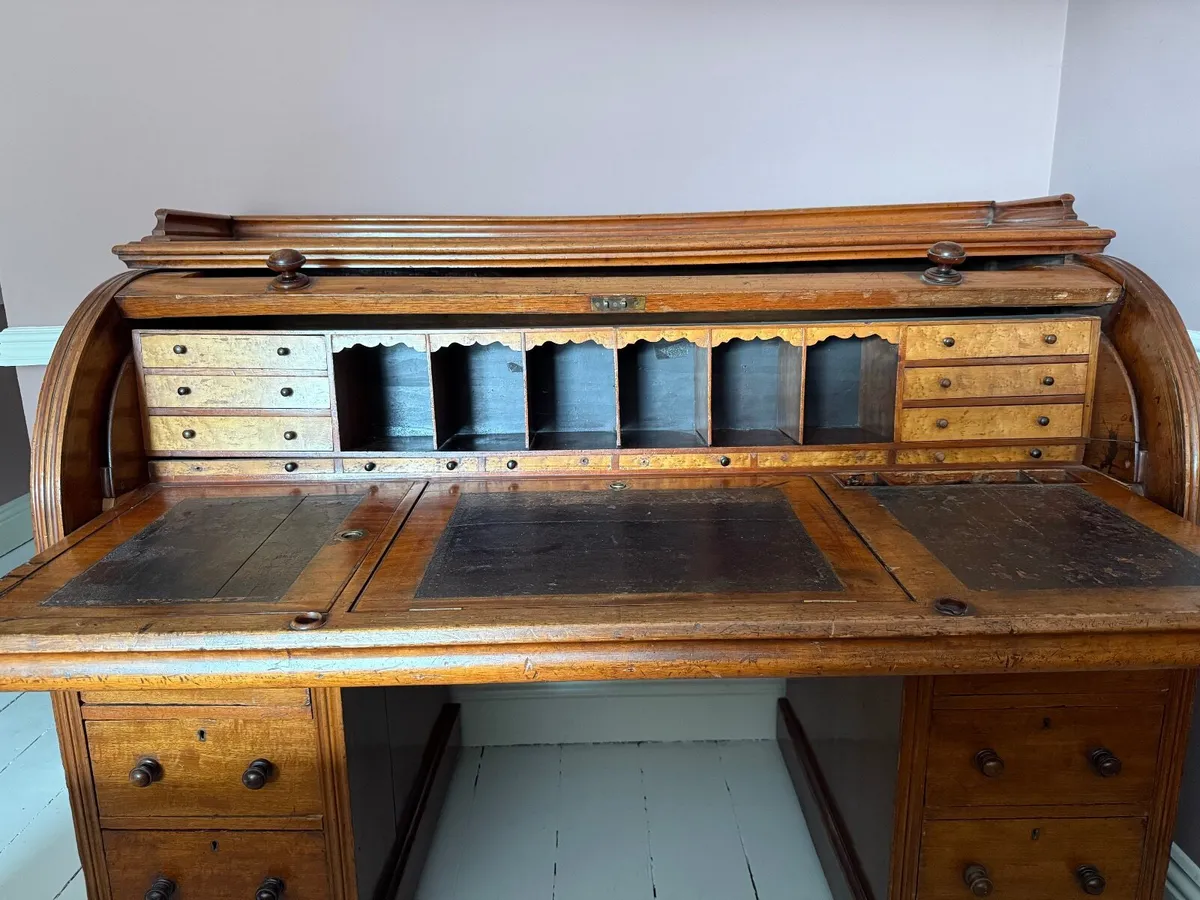 Beautiful roll-top writing desk and drawers - Image 2