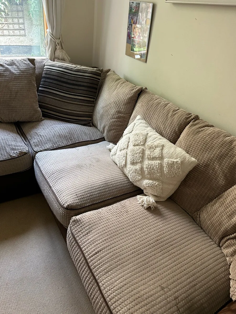 Couch - L shaped - Image 1