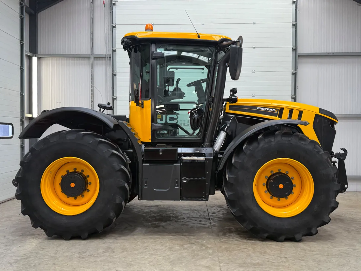 2021 JCB 4220 Fastrac ***3700 hours!*** - Image 4