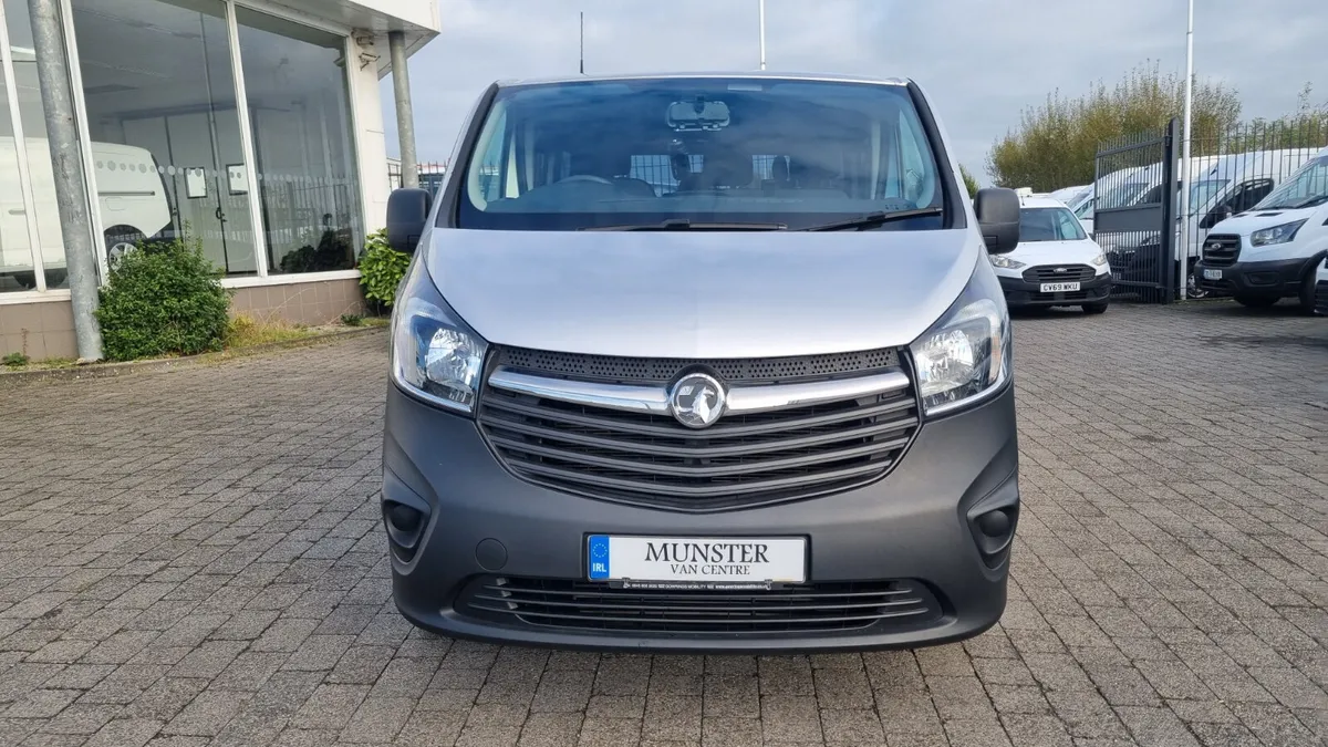 2015 VIVARO MPV 8 SEATS ,WHEELCHAIR RAMP 30K MILES - Image 3