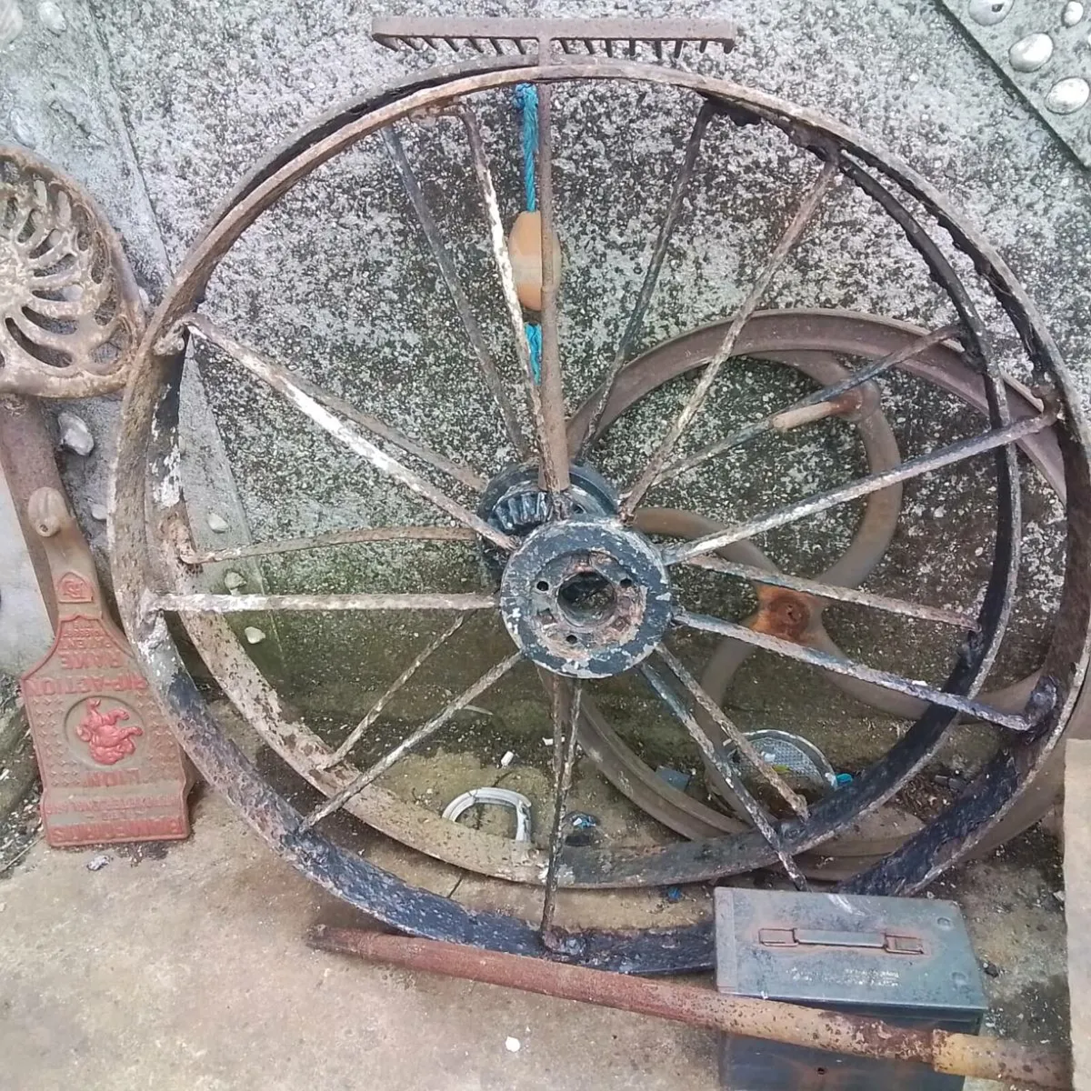 ANTIQUE AND COLLECTABLES - Image 1