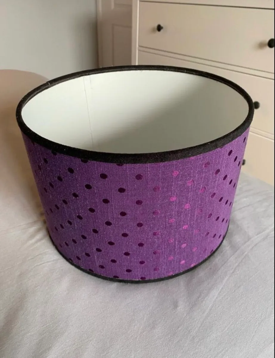 Lamp shade in very good condition - Image 1
