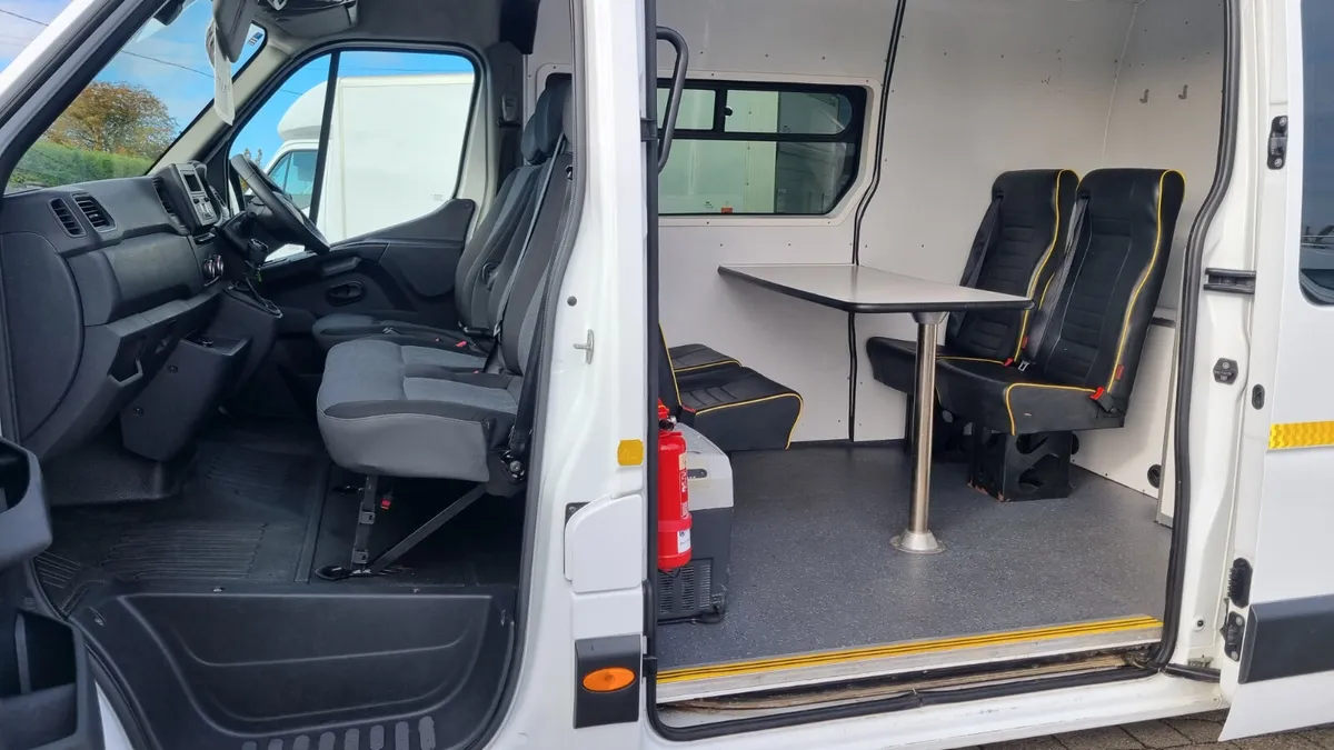 2020 RENAULT MASTER LWB MESS WELFARE CRECAB VAN - Image 4