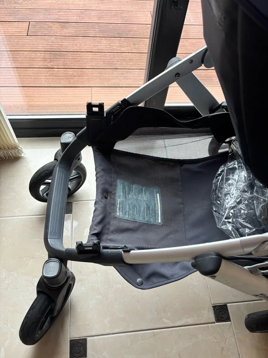 Uppa Baby Vista & Isofix Car seat Complete Set - Image 3