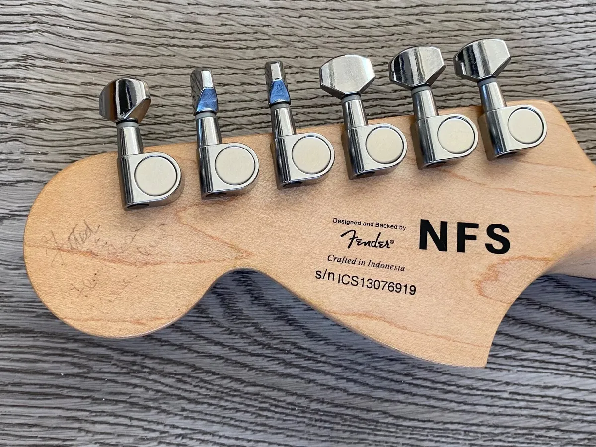 Electric guitar - Image 1